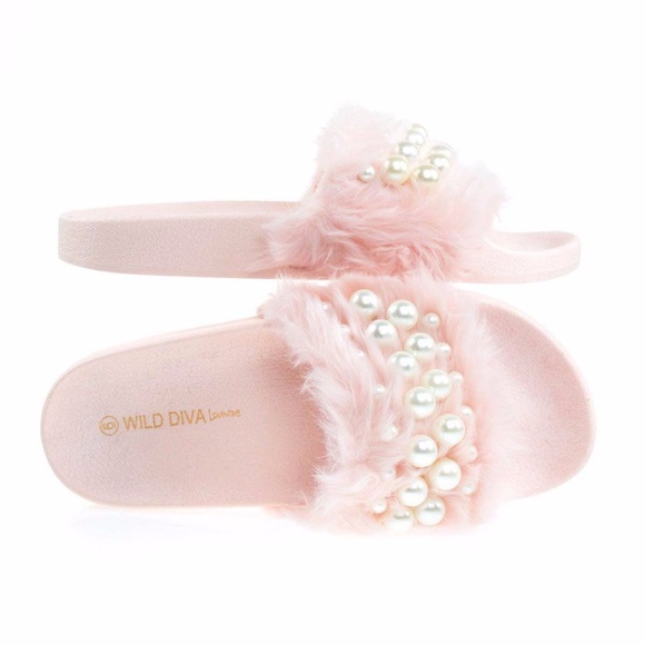‼️RESTOCKED‼️LAST ONE - Faux Fur Pearl PINK Slides - Picture 4 of 6